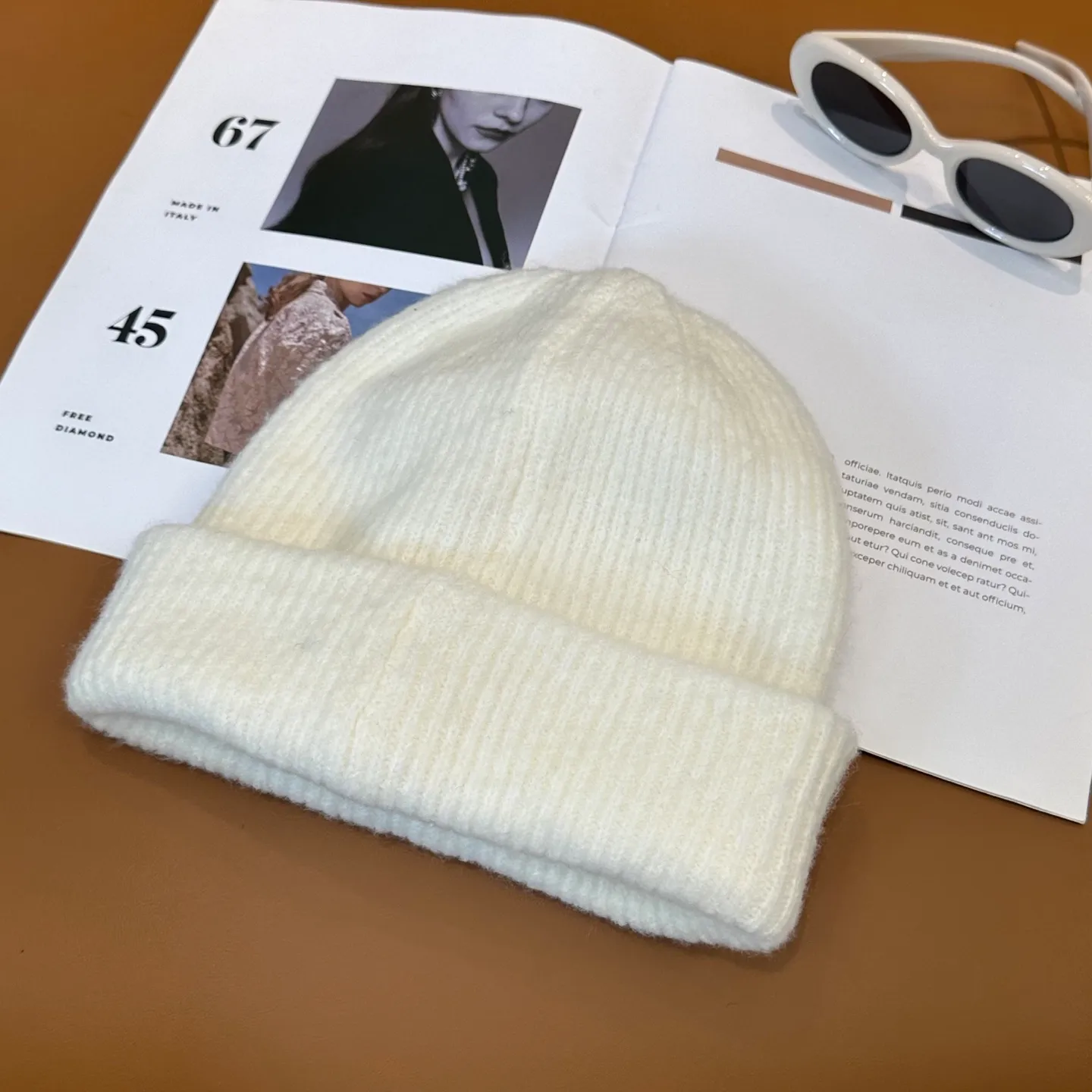P56 🤍Chrome hearts new autumn and winter cross knitted hat🧶 One of the must-have hats in autumn and winter~ It really looks good on whoever wears it~, it is also a perfect match in black and white and gray in autumn~